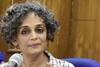Arundhati Roy: अरुंधति रॉय बोलीं- 'आज भारत की स्थिति पीछे की ओर उड़ते विमान जैसी जो दुर्घटना की ओर बढ़ रहा'