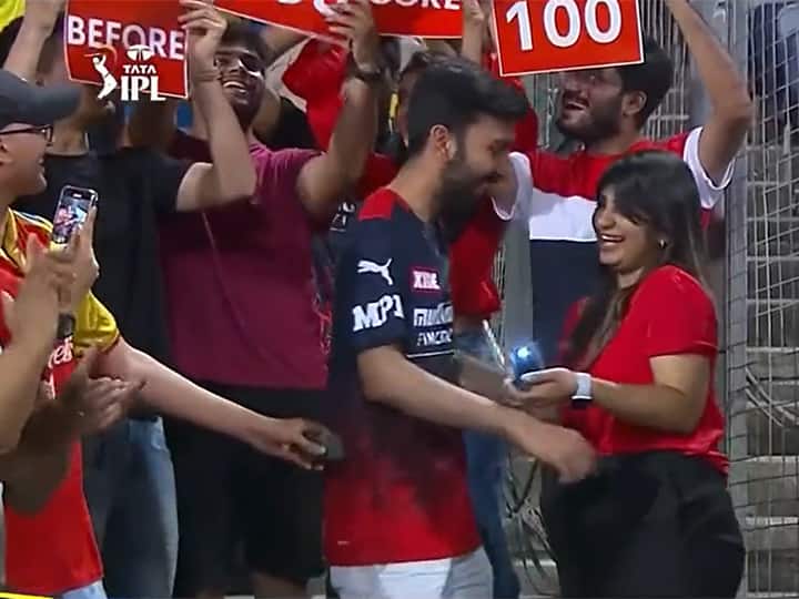 IPL 2022 Girl proposes RCB fan during CSK match gets hilarious response from Wasim Jaffer on Twitter Watch Viral Video Watch Viral Video: సీఎస్‌కేతో మ్యాచ్‌లో ఆర్సీబీ ఫ్యాన్‌కు లవ్‌ ప్రపోజ్‌ చేసిన అమ్మాయి!