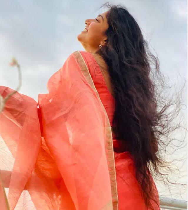 ਬਾਲੀਵੁੱਡ ਸੁੰਦਰੀਆਂ ਨੂੰ ਅਕਸਰ ਮੇਕਅੱਪ ਕਰਦੇ ਦੇਖਿਆ ਜਾਂਦਾ ਹੈ। ਇਸ ਲਈ ਉਹੀ ਸਾਈ ਪੱਲਵੀ ਹਮੇਸ਼ਾ ਬਿਨਾਂ ਮੇਕਅੱਪ ਲੁੱਕ 'ਚ ਨਜ਼ਰ ਆਈ ਹੈ।