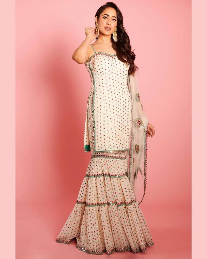 ఇన్ స్టాలో మాత్రం ఎప్పటికప్పుడు ఫోటోలు అప్ లోడ్ చేస్తూ అభిమానులతో టచ్ లో ఉంటోంది. -Image credit: PragyaJaiswal/Instagram