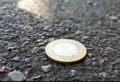 ਸੜਕ 'ਤੇ ਪਏ ਪੈਸੇ ਚੁੱਕਣੇ ਚਾਹੀਦੇ ਜਾਂ ਨਹੀਂ? ਕ੍ਰਿਪਾ ਦੀ ਨਿਸ਼ਾਨੀ, ਜਾਂ ਬਰਬਾਦ ਦਾ ਸੰਕੇਤ, ਜਾਣੋ