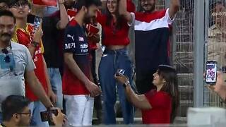 Love In IPL: ਮੈਚ ਦੌਰਾਨ ਲੜਕੀ ਨੇ ਕੀਤਾ ਆਪਣੇ ਪਿਆਰ ਦਾ ਇਜ਼ਹਾਰ, ਸੋਸ਼ਲ ਮੀਡੀਆ 'ਤੇ ਵਾਇਰਲ
