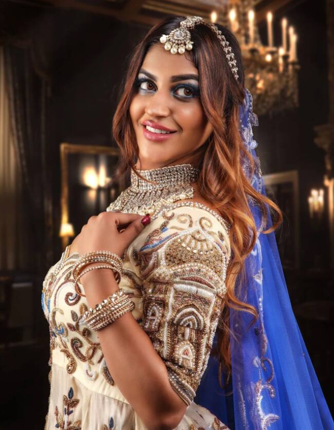 உன் கண்களும் காதல் பேசும் என் தருணம் மலரும் வாசம் உன் தொல்கலில் சாயும் நேரம் உயிர் துளிரும் பேரழகா