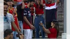 IPL 2022: আরসিবি-সিএসকে ম্যাচে গ্যালারিতে হাঁটু গেড়ে প্রেম নিবেদন তরুণীর, মজার ট্যুইট জাফরের