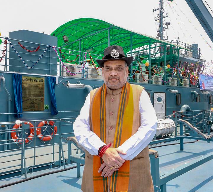 এরপর বনগাঁর হরিদাসপুরে মৈত্রী সংগ্রহালয়ের শিলান্যাস করেন তিনি। অমিত শাহের  বক্তৃতায় উঠে আসে BSF প্রসঙ্গ। BSF নিয়ে প্রশংসায় পঞ্চমুখ শাহ।  স্থানীয় প্রশাসনের সাহায্য ছাড়া পাচার-অনুপ্রবেশ রোখা কঠিন। খুব শীঘ্রই সেই অনুকুল রাজনৈতিক পরিস্থিতি তৈরি হবে বাংলায়। বনগাঁয় বললেন অমিত শাহ। এদিন সন্ধেয় শিলিগুড়িতে রেলওয়ে ইনস্টিটিউট স্পোর্টস গ্রাউন্ডে জনসভায় উপস্থিত হন অমিত শা।