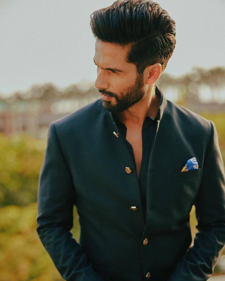 बॉलिवूड अभिनेता शाहिद कपूर (Shahid Kapoor) 'जर्सी' (Jersey) या चित्रपटाच्या माध्यमातून तब्बल 3 वर्षांनी मोठ्या पडद्यावर परतला आहे.  (photo:shahidkapoor/ig)