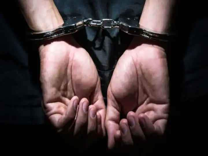 UP Crime Sub inspector arrested for harassing lady constable in Prayagraj Prayagraj Crime News: महिला कॉन्स्टेबल को प्रताड़ित करने के आरोप में सब-इंस्पेक्टर गिरफ्तार, जानें- क्या है मामला