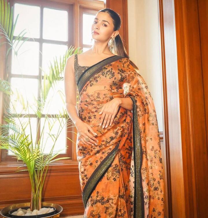 जी हां किसी और की शादी में आप अपने लुक्स से लोगों को अपनी ओर निगाहें मोड़ने पर मजबूर कर सकते हैं.