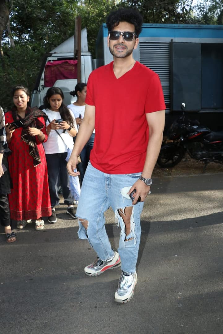 करण और तेजस्वी की लॉक अप के सेट से तस्वीरें सामने आईं हैं. जिसमें दोनों कूल अवतार में नजर आ रहे हैं. करण और तेजस्वी की तस्वीरें वायरल हो रही हैं.