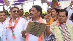 ਵਿਰੋਧੀਆਂ ਵਲੋਂ ਮਾਨ ਸਰਕਾਰ ਦੀ ਘੇਰਾਬੰਦੀ, ਹੱਥਾਂ 'ਚ ਪੱਖੀਆਂ ਫੜ੍ਹ BJP ਦਾ ਅਨੋਖਾ ਪ੍ਰਦਰਸ਼ਨ