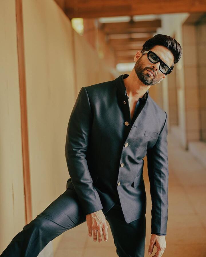 या चित्रपटाने शाहिदला एक वेगळी ओळख मिळवून दिली होती. नुकत्याच एका प्रसिद्ध वेबसाईटला दिलेल्या मुल्खातीत शाहिद कपूरने 'जर्सी' त्याच्या हृदयाच्या किती जवळ आहे, याबद्दल आपल्या भावना व्यक्त केल्या आहेत. (photo:shahidkapoor/ig)