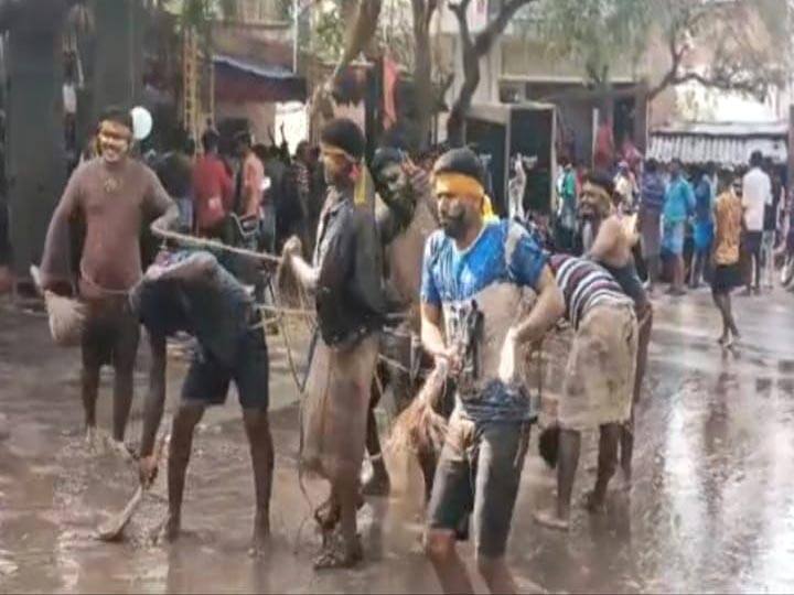 தேனி : கோவில் திருவிழாவில் ஒருவரை ஒருவர் துடைப்பத்தால் அடித்துக்கொண்ட விநோத நிகழ்வு.. Theni At the temple festival a bizarre event took place where one beat the other by wiping தேனி : கோவில் திருவிழாவில் ஒருவரை ஒருவர் துடைப்பத்தால் அடித்துக்கொண்ட விநோத நிகழ்வு..