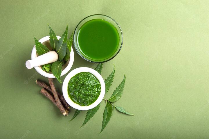 फोड़े को जल्द से जल्द पकाने के लिए उसपर नीम का तेल या फिर नीम की पत्तियों का पेस्ट लगाएं. इससे कुछ ही दिनों में फोड़ा पक जाएगा. (Photo - Freepik)