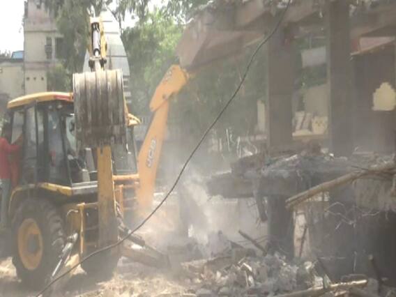 Lucknow News: अमीनाबाद में चला प्रशासन का बुलडोजर, हनुमान मंदिर परिसर में बनी अवैध दुकानें हटी