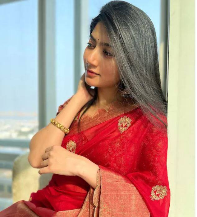 ਸਾਊਥ ਦੀਆਂ ਜ਼ਿਆਦਾਤਰ ਅਦਾਕਾਰਾਂ ਆਪਣੀ ਸਾਦਗੀ ਲਈ ਦਰਸ਼ਕਾਂ 'ਚ ਮਸ਼ਹੂਰ ਹਨ ਅਤੇ ਇਹਨਾਂ ਅਦਾਕਾਰਾਂ ਵਿੱਚੋਂ ਇੱਕ ਨਾਮ ਸਾਈ ਪੱਲਵੀ ਵੀ ਹੈ। ਤੁਸੀਂ ਅਦਾਕਾਰਾ ਤੋਂ ਐਥਨਿਕ ਆਊਟਫਿੱਟ ਦੇ ਆਈਡੀਆਜ਼ ਵੀ ਲੈ ਸਕਦੇ ਹੋ।