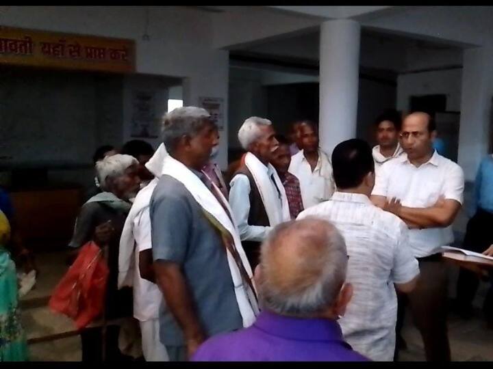 Singrauli villagers angry over not giving ration demonstrated complained to DM ANN Singrauli News: सिंगरौली में राशन नहीं मिलने पर भड़का लोगों का गुस्सा, डीएम से की मामले की शिकायत