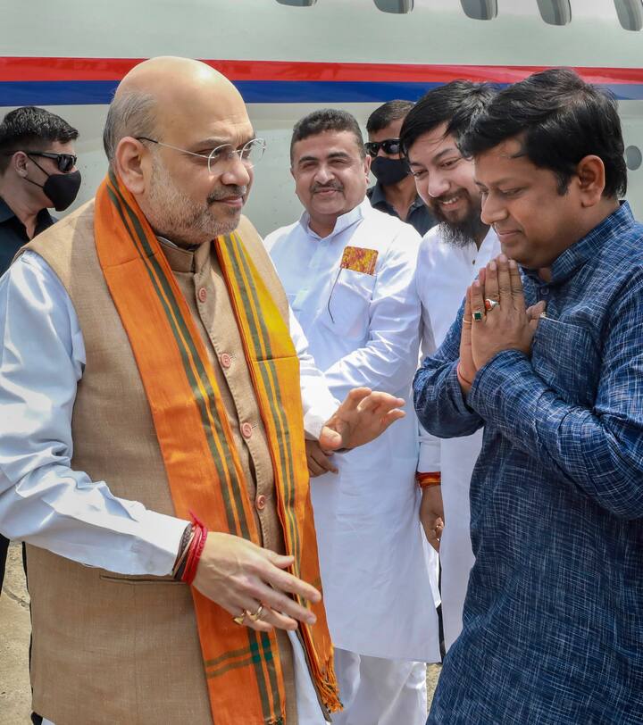 শিলিগুড়ি নৌকাঘাটে পঞ্চানন বর্মার মূর্তিতে মাল্যদান করেন কেন্দ্রীয় স্বরাষ্ট্রমন্ত্রী। শিলিগুড়ির রেলওয়ে ইনস্টিটিউশন ময়দানে সভা করবেন অমিত শাহ।