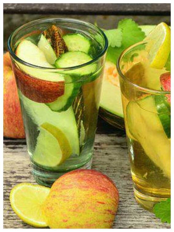 बॉडी डिटॉक्स करने में असरदार है खीरे का पानी, इन 10 समस्याओं से दिलाए छुटकारा