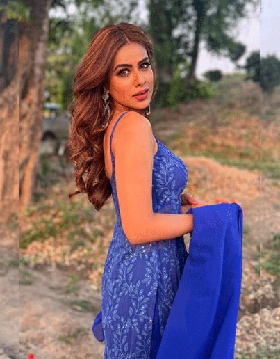 इस फोटो में निया रॉयल ब्लू कलर के सूट में नजर आ रही हैं. बोल्ड मेकअप के साथ खुले बालों में उनकी बला की खूबसूरती देखते ही बन रही है.