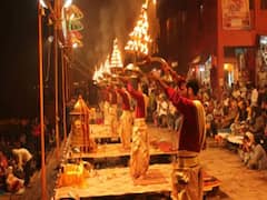 Ganga Aarti: वाराणसी के दशाश्वमेध घाट की गंगा आरती पूरी दुनिया में है फेमस, विदेशी पर्यटक उठाते हैं लुत्फ