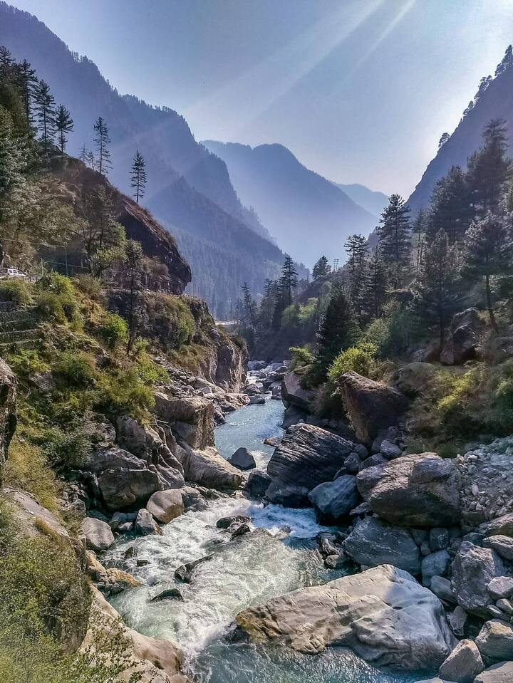 लैंसडाउन, उत्तराखंड - उत्तराखंड का ये खूबसूरत टूरिस्ट प्लेस दिल्ली से ज्यादा दूर नहीं है. मई-जून में यहां की ट्रिप सबसे खास रहती है. काफी कम खर्चे में आप यहां की खूबसूरत लोकेशन्स का आनंद उठा सकते हैं.