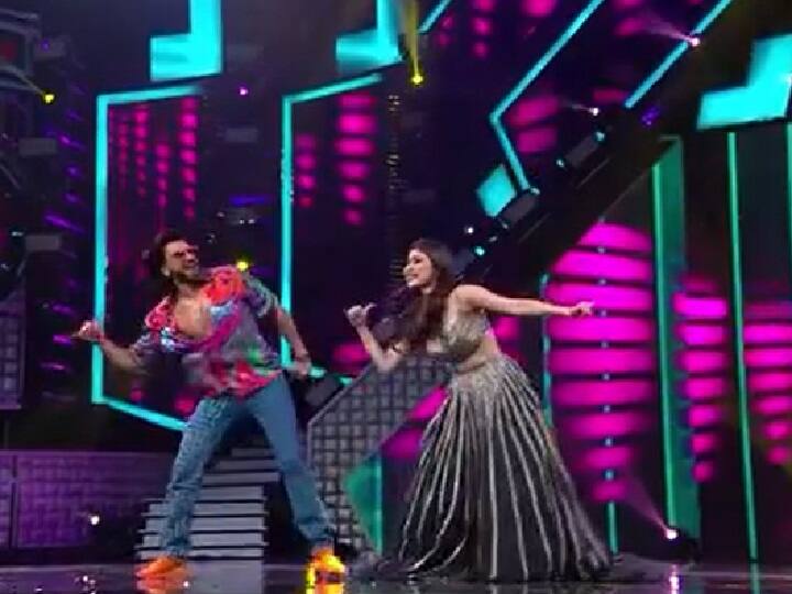 Ranveer Singh Mouni Roy Dance on main to awe awe lut gaya at Dance India Dance Little Master set, watch video here Ranveer Singh Mouni Roy Video:  जब शो के सेट पर  मौनी रॉय संग रणवीर सिंह ने किया धमाकेदार डांस, वीडियो देख फैन्स जमकर बरसा रहे हैं प्यार !