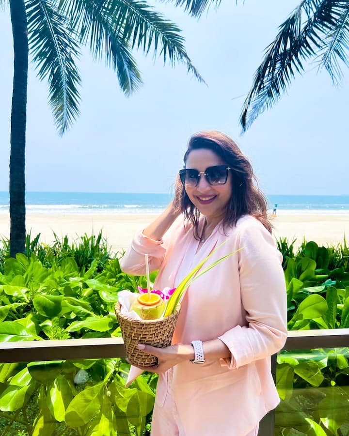 A few days ago, Madhuri shared some amazing pictures from her Goa vacation. In a pastel pink outfit, she gave a major tropical vibe.