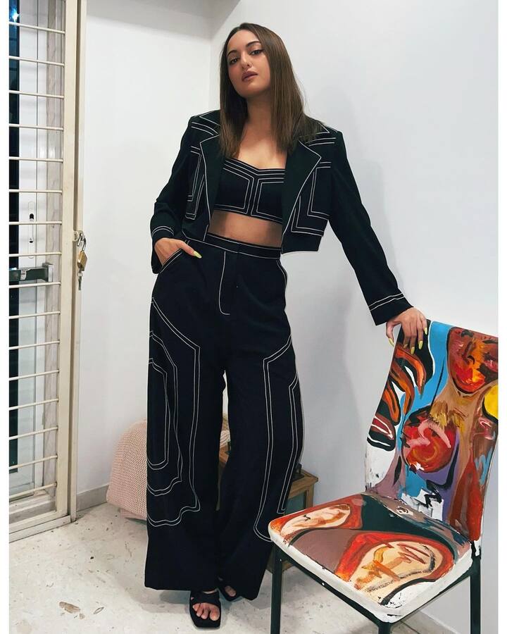 ఆరంభంలో బొద్దుగా ఉన్న బ్యూటీ ఆ తర్వాత నాజూగ్గా తయారైంది. ఎప్పటికప్పుడు లేటెస్ట్ ఫొటోస్ తో ఫ్యాన్స్ ని ఎట్రాక్ట్ చేసే సోనాక్షి తాజాగా షేర్ చేసిన ఫొటోస్ వైరల్ అవుతున్నాయి. (Image Credit/ aslisona Instagram)