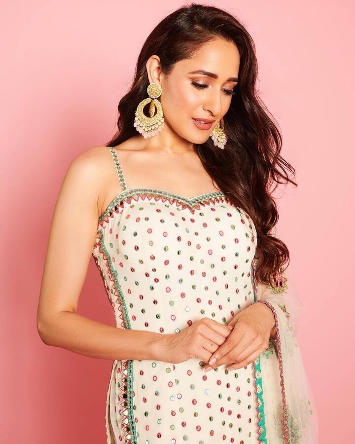ప్రగ్యా అందమైన ఫోటోలు -Image credit: PragyaJaiswal/Instagram