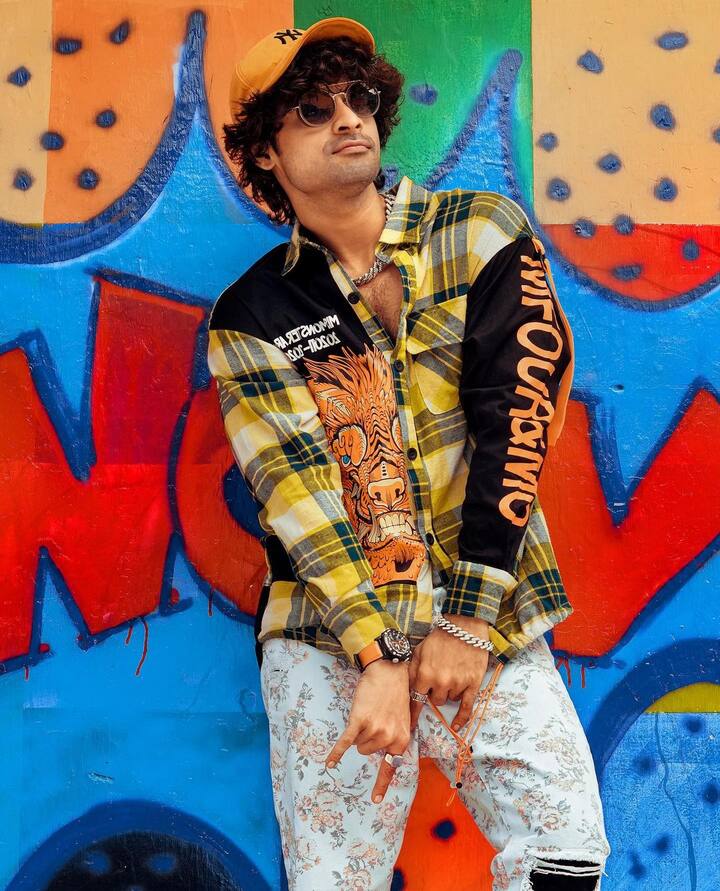 టొవినో థామస్ అంటే తెలుగు వారు గుర్తు పట్టకపోవచ్చు, కానీ మిన్నల్ మురళి హీరో అంటే ఇట్టే గుర్తుపట్టేస్తారు. -Image credit: Tovino Thomas/Instagram