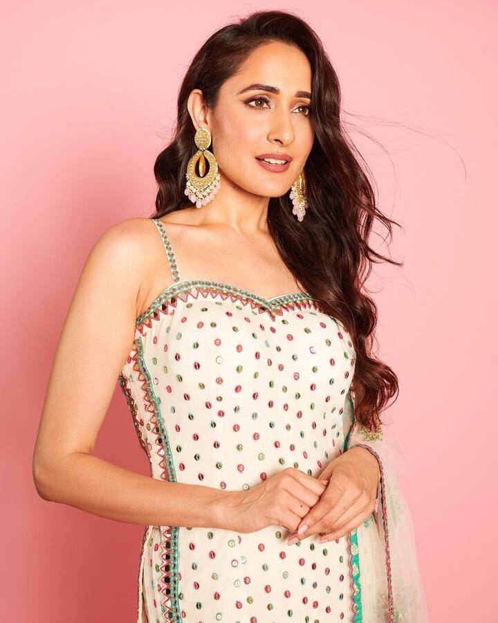 ప్రగ్యా అందమైన ఫోటోలు -Image credit: PragyaJaiswal/Instagram