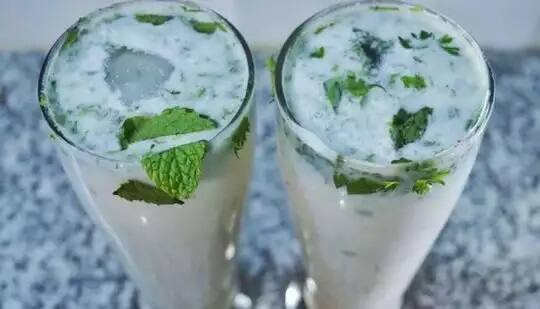 એસિડિટી એ મોટાભાગના લોકોમાં સૌથી સામાન્ય સ્વાસ્થ્ય સમસ્યાઓમાંની એક છે. એસિડિટીથી સ્વાસ્થ્ય બગડે છે. જમ્યા પછી છાશનું સેવન કરવાથી એસિડિટીથી તરત રાહત મળે છે. તે પેટમાં થતી બળતરામાં પણ રાહત આપે છે.