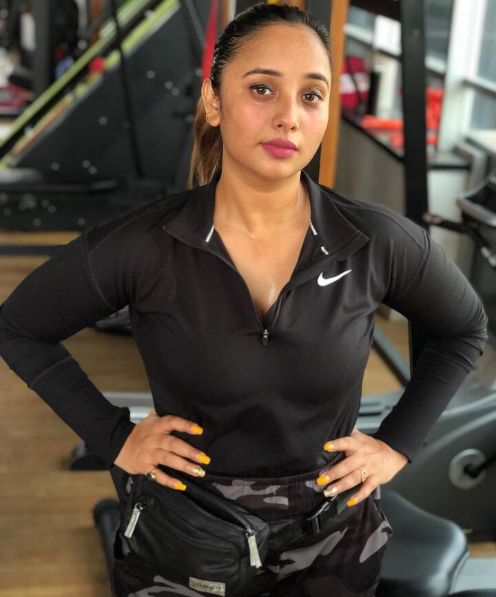 रानी का यह सिजलिंग लुक देखकर कहना पड़ेगा उन्होंने इस अवतार से लोगो को हैरान तो किया ही हैं, साथ ही टॉप पर रहने के लिए काफी हार्ड वर्क भी किया है.