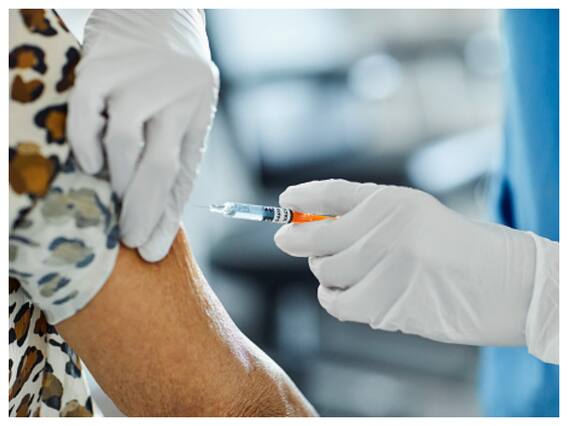 कोरोनाच्या लसीमुळेच तरुणांमध्ये वाढतोय मृत्यूचा धोका? ICMR च्या संशोधनाचा निष्कर्ष समोर कोरोनाच्या लसीमुळेच तरुणांमध्ये वाढतोय मृत्यूचा धोका? ICMR च्या संशोधनाचा निष्कर्ष समोर