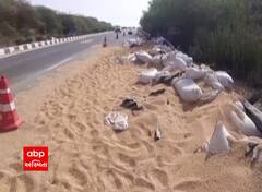 બનાસકાંઠામાં ઘઉં ભરેલી ટ્રક પલટી મારી ગઈ, રસ્તામાં ઘઉંનો થઈ ગયો ઢગલો