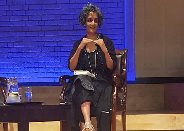 Author Arundhati Roy Talks About ‘India Of Today’, Calls It ‘A Shame’ Arundhati Roy: இந்தியாவின் ஆட்சி பின்னோக்கி பறக்கும் விமானம் போன்றது - அருந்ததி ராய்!