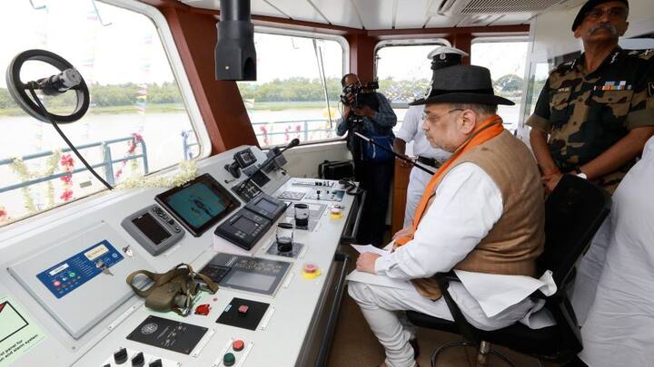 শুক্রবার সকালে কোচবিহার জেলার তিনবিঘা সফরে যাবেন কেন্দ্রীয় স্বরাষ্ট্রমন্ত্রী। কলকাতায় ফিরে দুপুরে বিজেপি সাংসদ, বিধায়ক, পদাধিকারীদের সঙ্গে বৈঠক। এরপর সন্ধেয় যোগ দেবেন ভিক্টোরিয়া মেমোরিয়ালে সাংস্কৃতিক অনুষ্ঠানে।