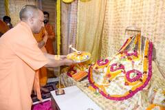 Yogi Adityanath Photos: अयोध्या पहुंचकर CM Yogi ने किया राम मंदिर का निरीक्षण, अधिकारियों को दिए ये दिशा निर्देश