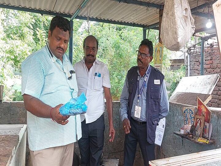 Thiruvarur Chicken Seized 60 kilograms Food safety Officers திருவாரூர் : தரமற்ற 60 கிலோ சிக்கனை பறிமுதல் செய்த உணவு பாதுகாப்புத்துறை அதிகாரிகள்.