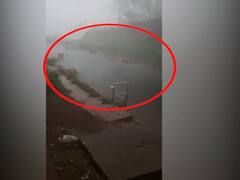 PHOTO : जोरदार वाऱ्यामुळे दुकानातील टेबल, खुर्च्या कागदाप्रमाणे उडून गेल्या