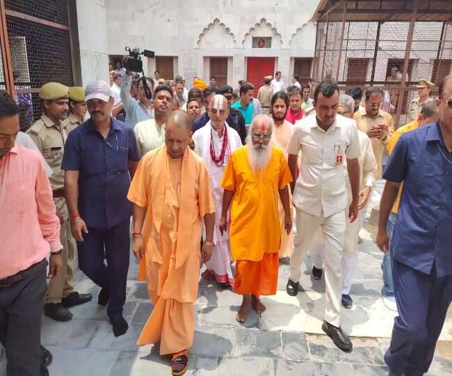 राम मंदिर में दर्शन करने के बाद सीएम योगी ने वहां के विकास कार्यों का जायजा लिया और अधिकारियों को जरूरी दिशा-निर्देश दिए.