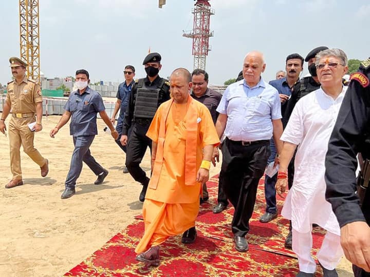 UP CM Ayodhya Visit  know how Yogi's first Ayodhya visit was after becoming CM ann UP CM Ayodhya Visit: दलित के घर खाना, अधिकारियों के साथ बैठक, जानिए- सीएम बनने के बाद कैसा रहा योगी का पहला अयोध्या दौरा
