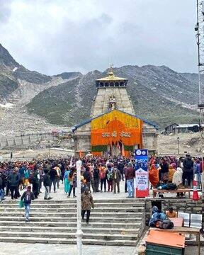 ‘बम-बम भोले’ और ‘बाबा केदार की जय’ के नारे के साथ शुक्रवार की सुबह 06.25 बजे विधि-विधान से विशेष पूजा-अर्चना के बाद वैदिक मंत्रोच्चार के बीच केदारनाथ मंदिर का मुख्य द्वार श्रद्धालुओं के लिए खोल दिया गया.