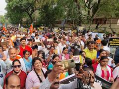 Delhi News: तेजिंदर पाल बग्गा की गिरफ्तारी को लेकर बीजेपी का AAP कार्यालय के बाहर प्रदर्शन, दिल्ली पुलिस ने कार्यकर्ताओं को हिरासत में लिया