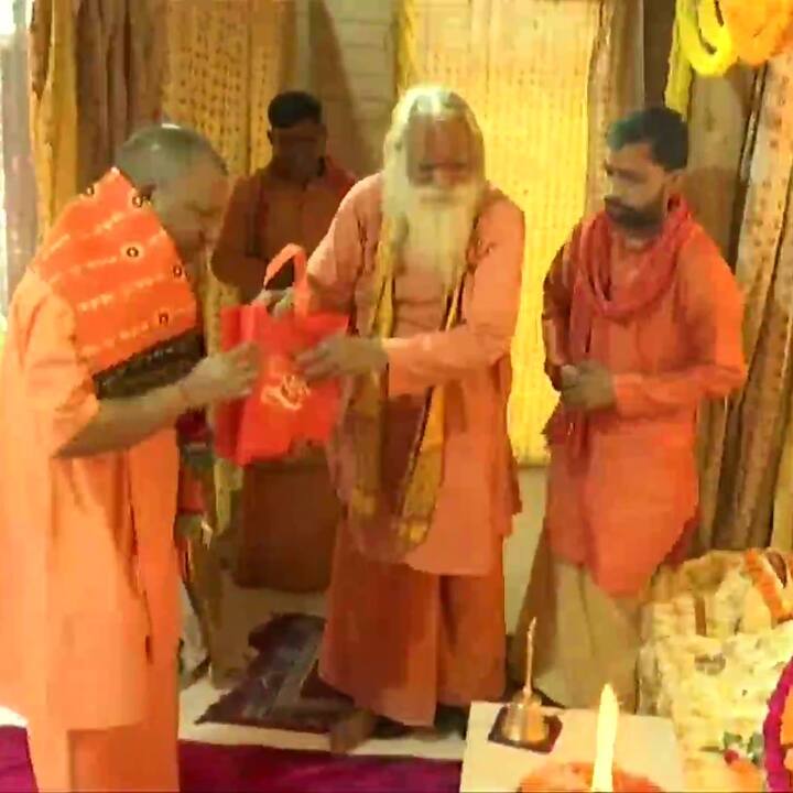 जहां उन्होंने विधि-विधान के साथ पूजा-अर्चना की. इस दौरान सीएम योगी के साथ मुख्य सचिव दुर्गा शंकर मिश्रा भी थे.