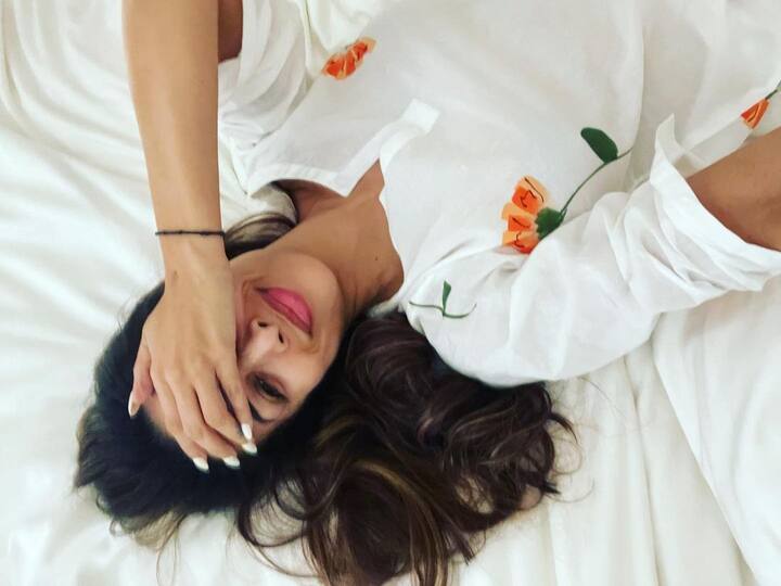 Malaika Arora : बॉलिवूड अभिनेत्री मलायका अरोरा (Malaika Arora) हिचा गेल्या महिन्यात पुण्याहून मुंबईला जाताना कार अपघात झाला होता. अपघातानंतर सार्वजनिकरीत्या ती पहिल्यांदा रणबीर कपूर (Ranbir Kapoor) आणि आलिया भट्टच्या (Alia Bhatt) रिसेप्शन पार्टीत दिसली होती.(Photo:malaikaaroraofficial/ig)