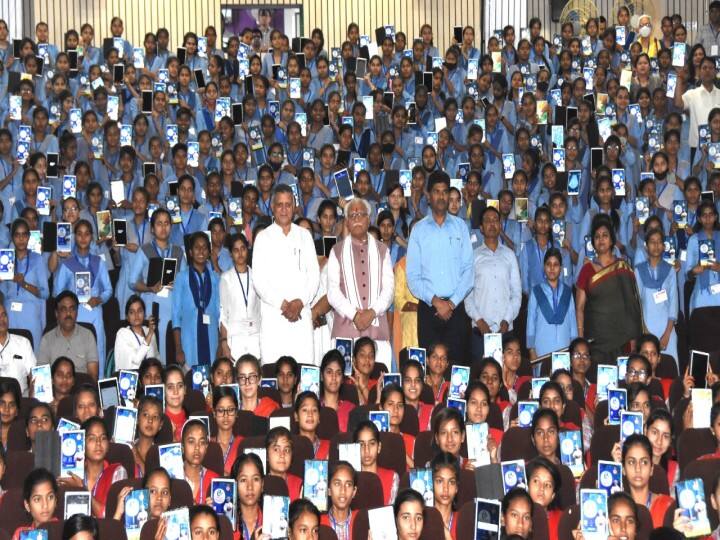 Tablets distributed to 10th, 12th students in Haryana under e-learning scheme Haryana News: हरियाणा में 10वीं, 12वीं के छात्रों को बांटे गए टैबलेट, छात्रों के लिए सीएम ने की कई अहम घोषणाएं