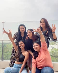 Nandita Swetha Photos: ఫ్రెండ్స్ తో కలిస్తే అట్లుంటది మనతో అంటున్న దయ్యం పిల్ల