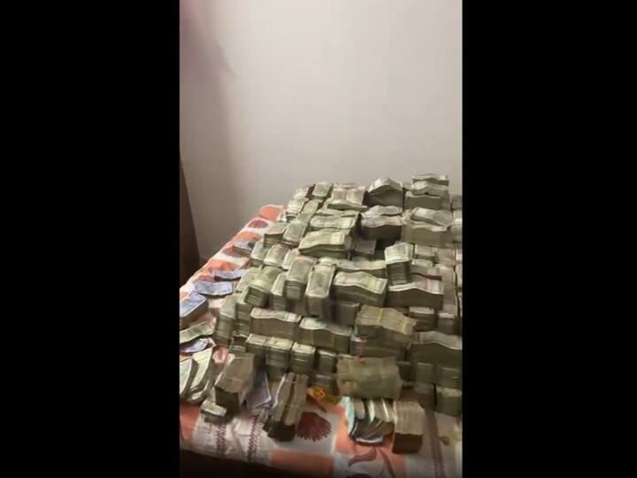 Hordes Of Cash Worth Crores Seized During ED Raid On Jharkhand Mining Secretary Pooja Singhal, Video Goes Viral WATCH | Hordes Of Cash Worth Crores Seized During ED Raid On Aide Of Jharkhand IAS Officer