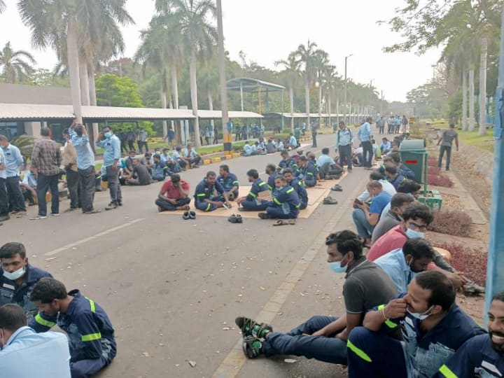 chennai Employees at the Fort factory in Maraimalai Nagar are engaged in a sit-in protest சென்னை : சொகுசு காருக்கு பின்னாடி இவ்வளவு சோகம்.. சென்னை ஃபோர்டு கம்பெனியில் நடப்பது என்ன?